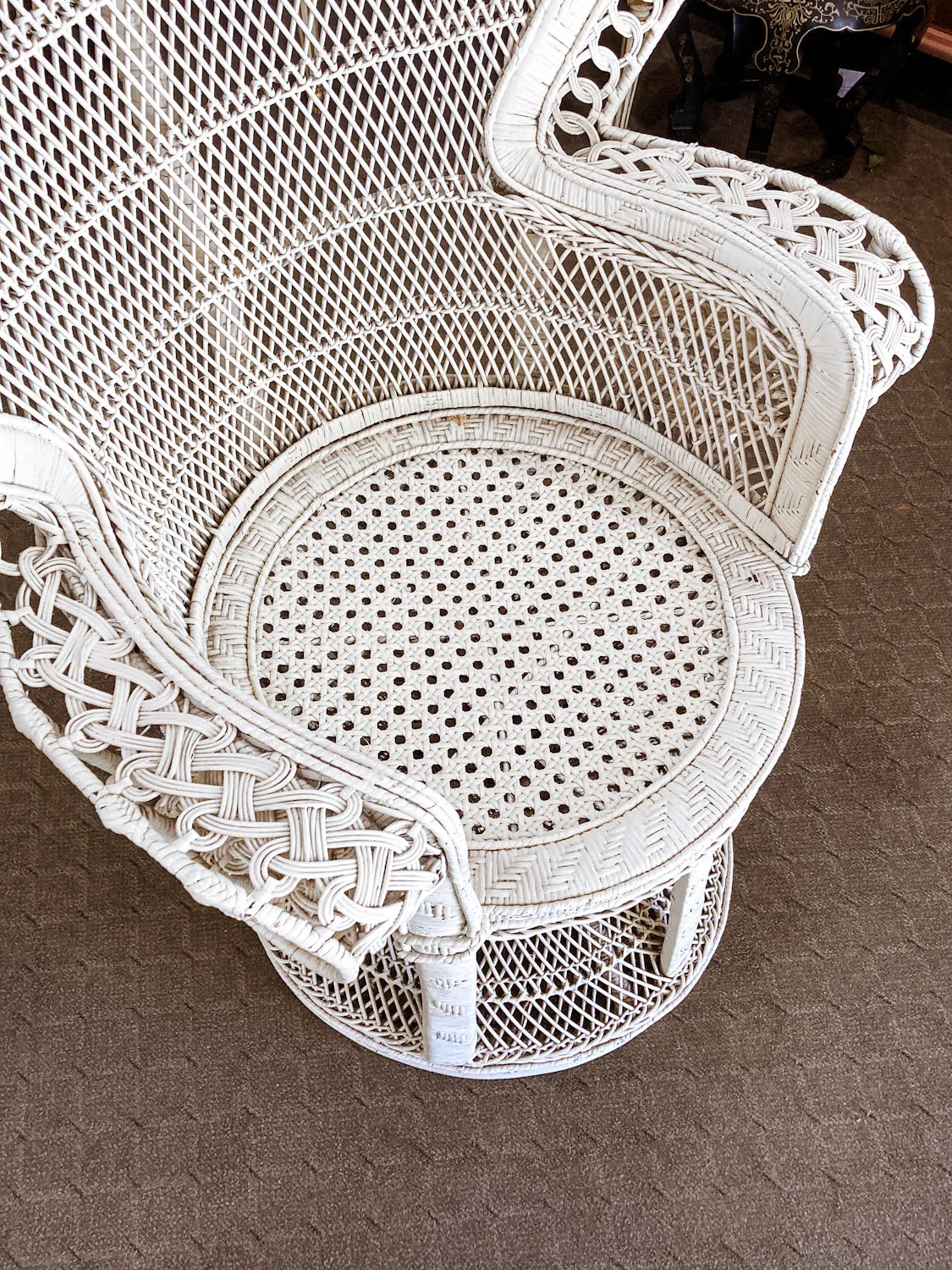 Gorgeous Vintage Antique-Inspired Intricately Woven White Wicker Peacock Chair