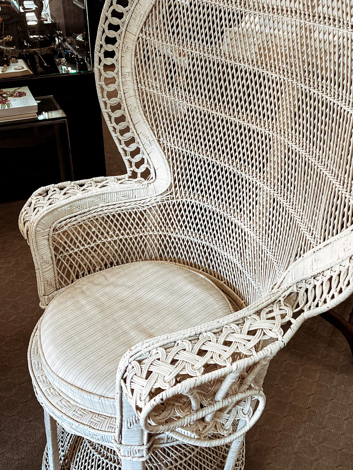 Gorgeous Vintage Antique-Inspired Intricately Woven White Wicker Peacock Chair