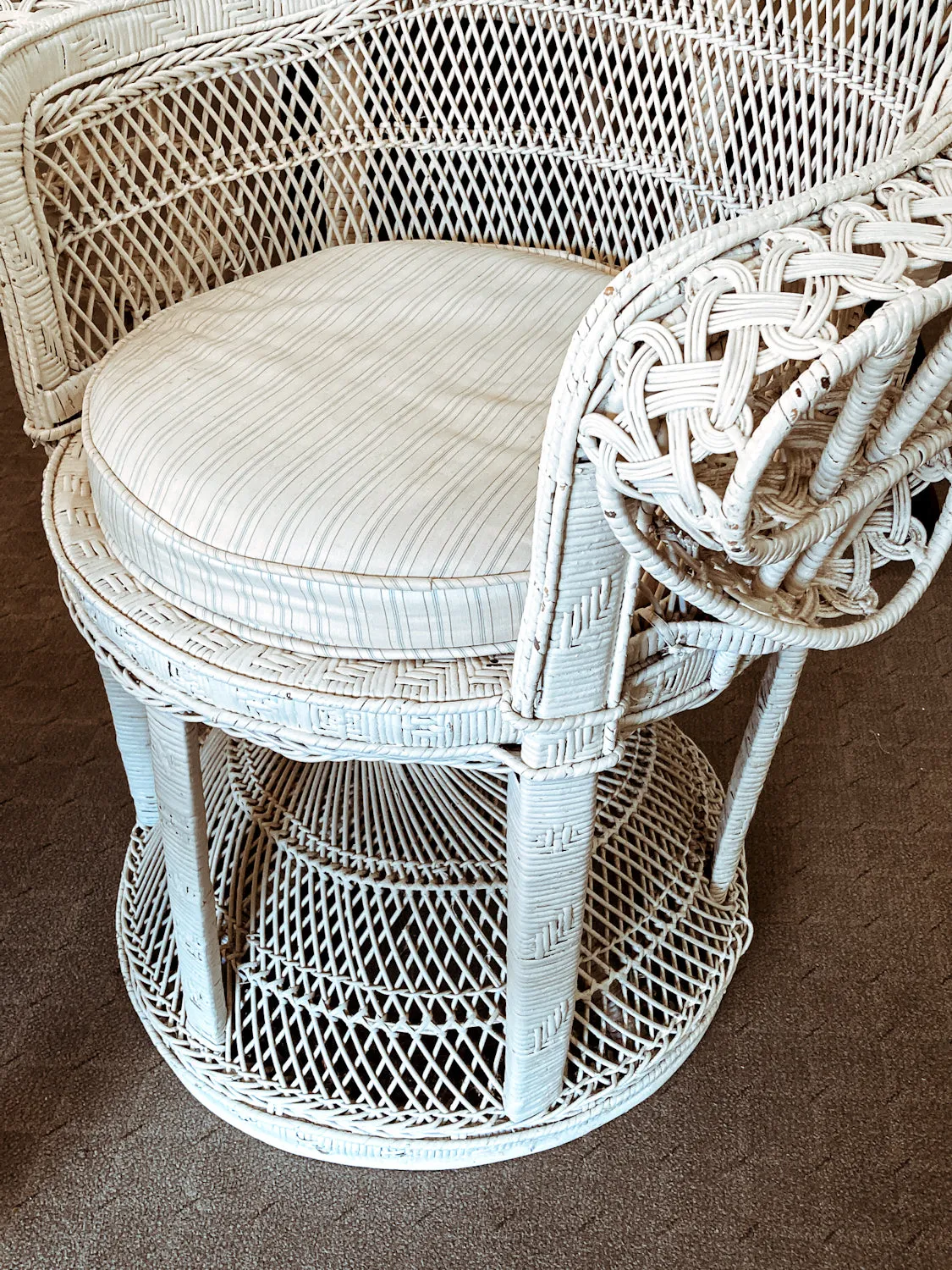Gorgeous Vintage Antique-Inspired Intricately Woven White Wicker Peacock Chair