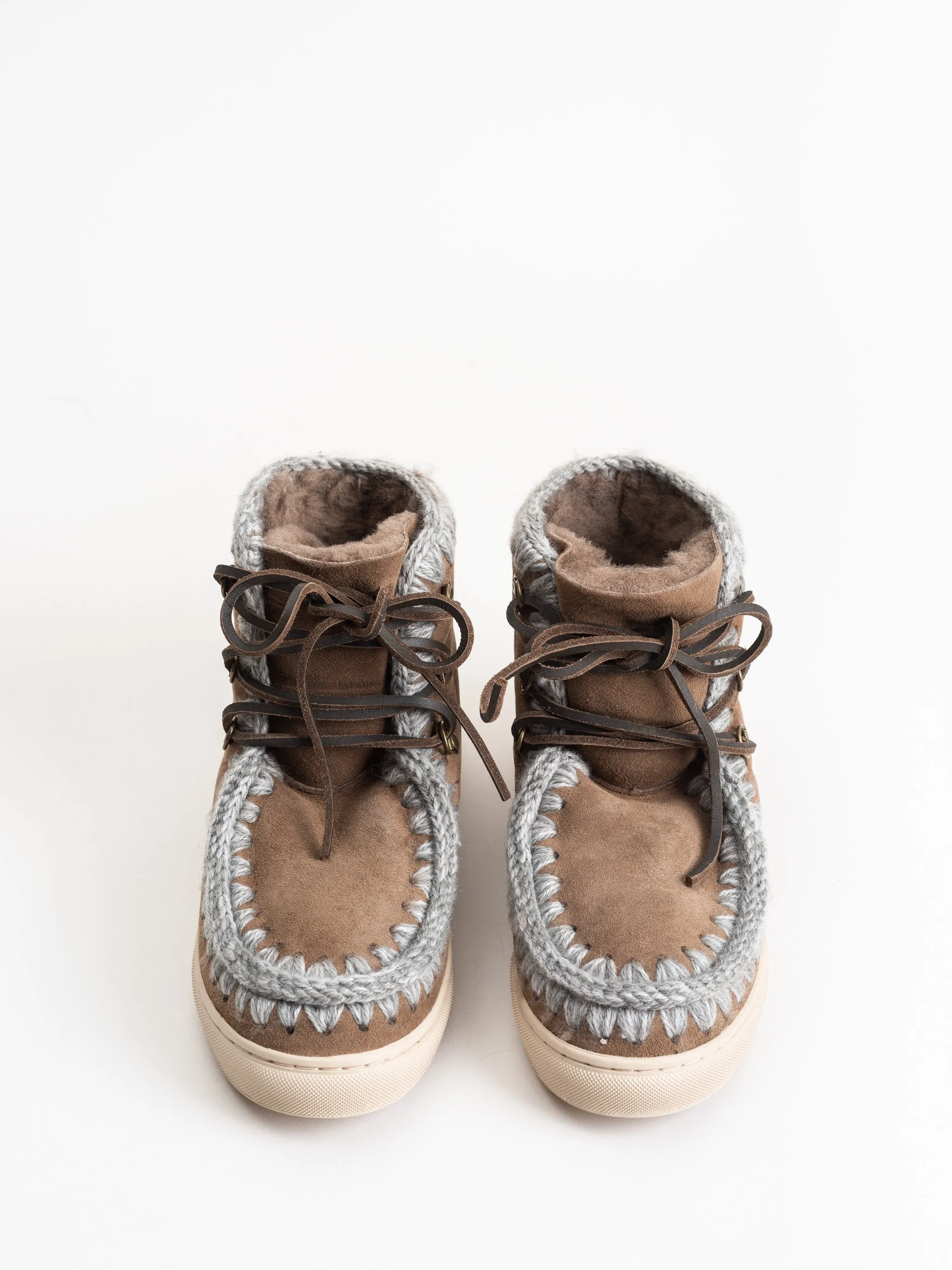 lace up sneaker