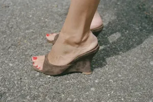 LIDO WEDGE, MOLTEN SUEDE