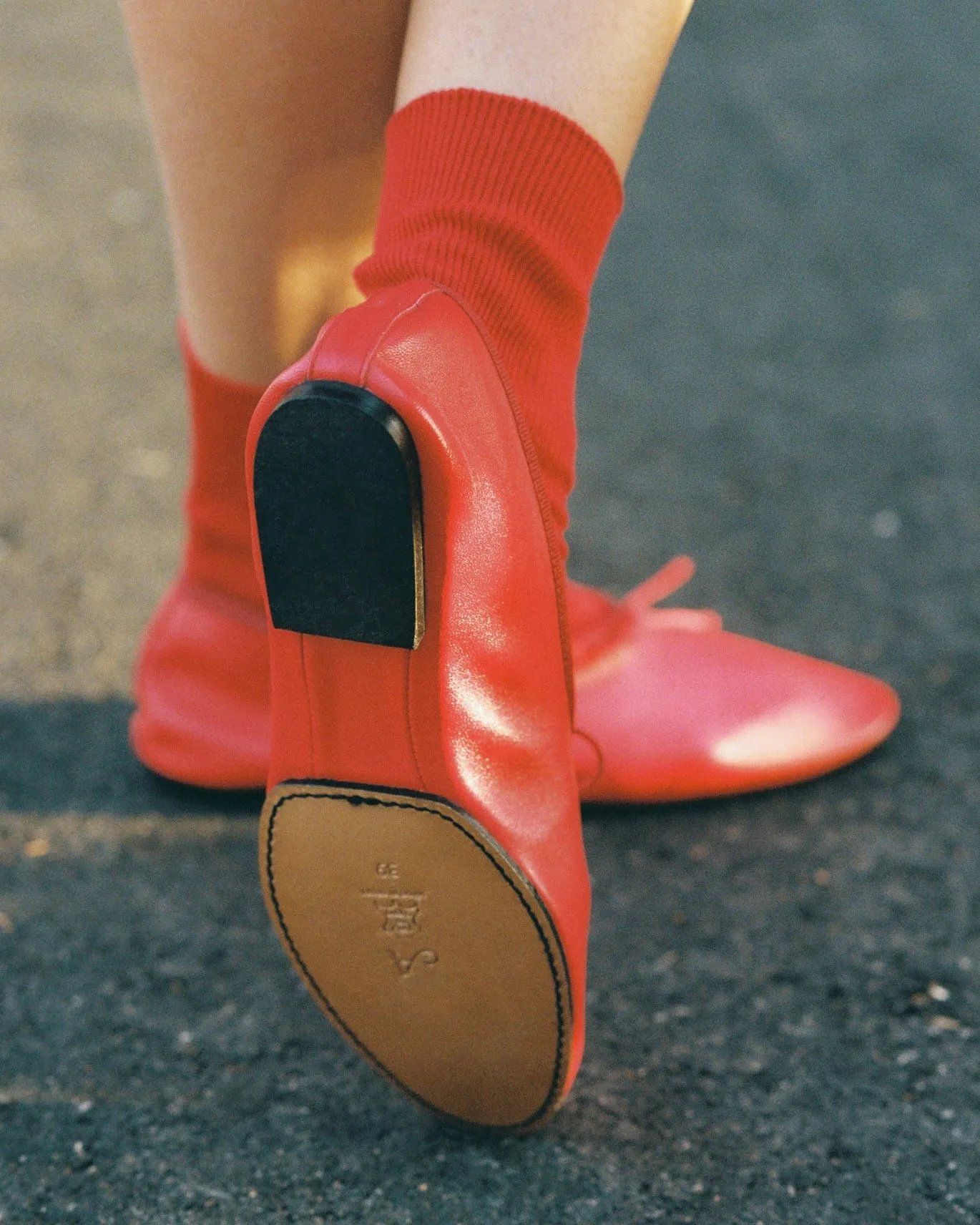 Mila Flat in Red