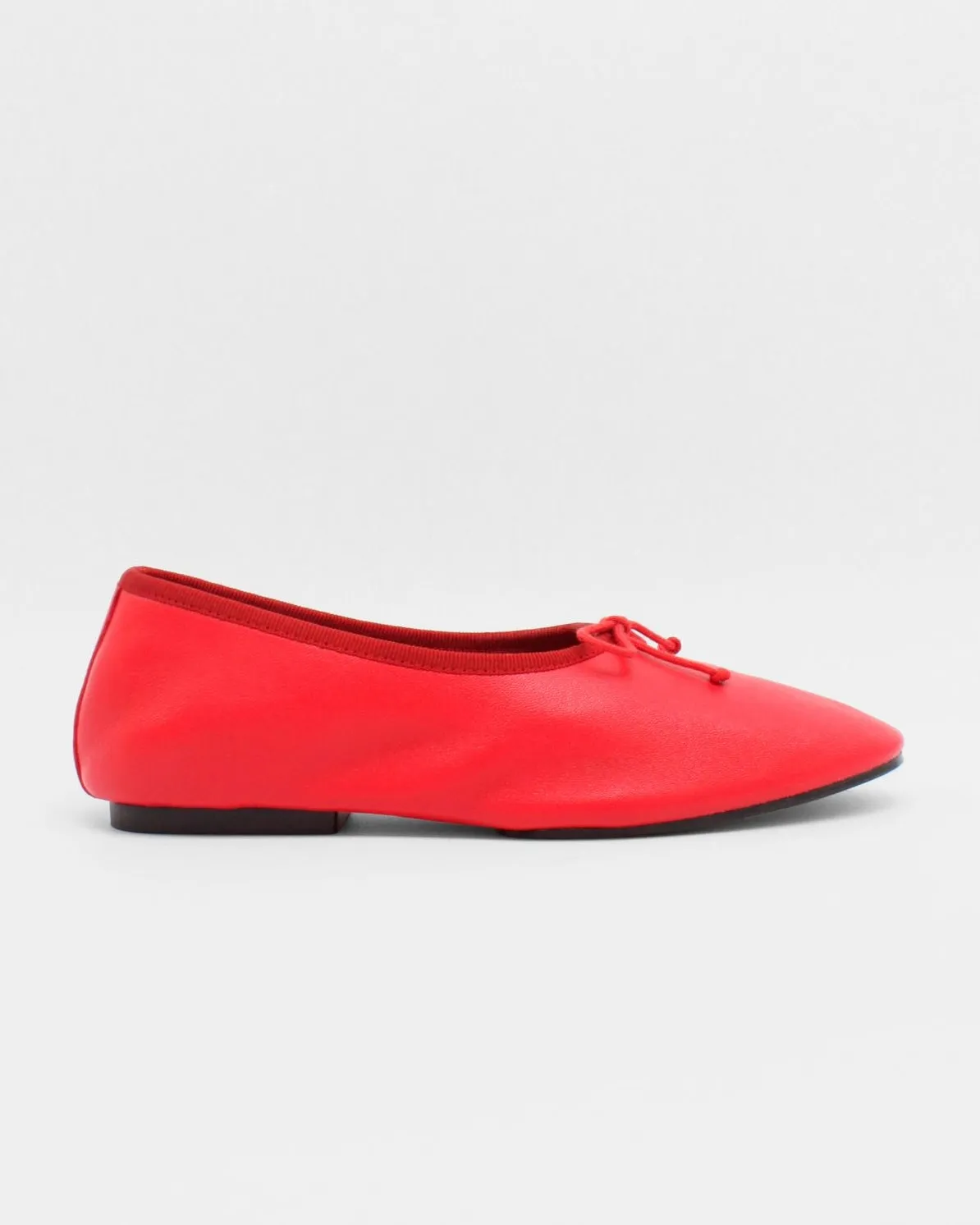 Mila Flat in Red