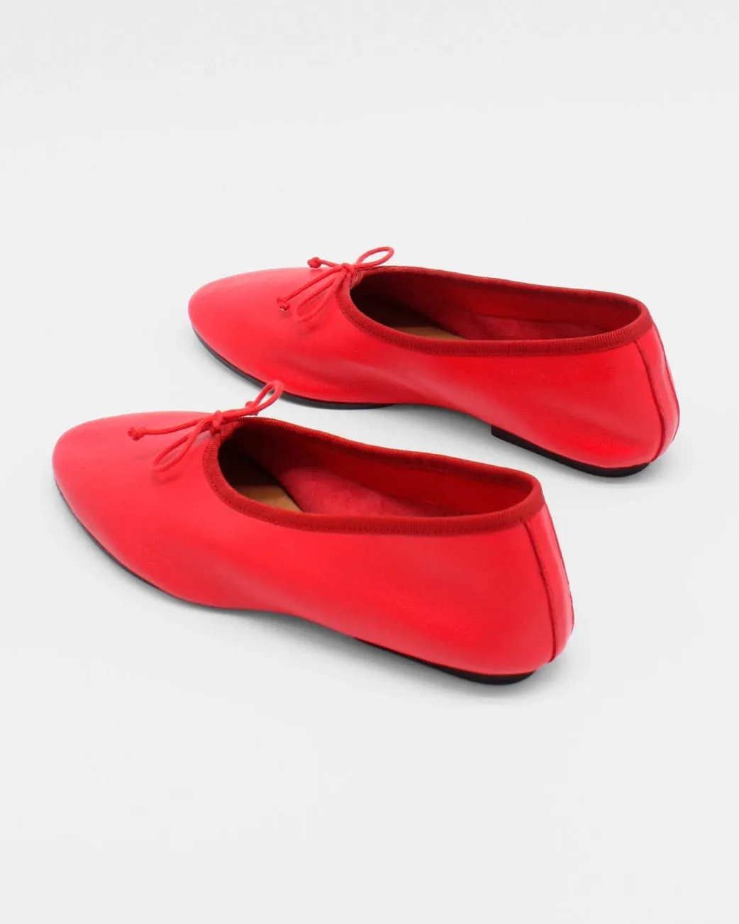 Mila Flat in Red