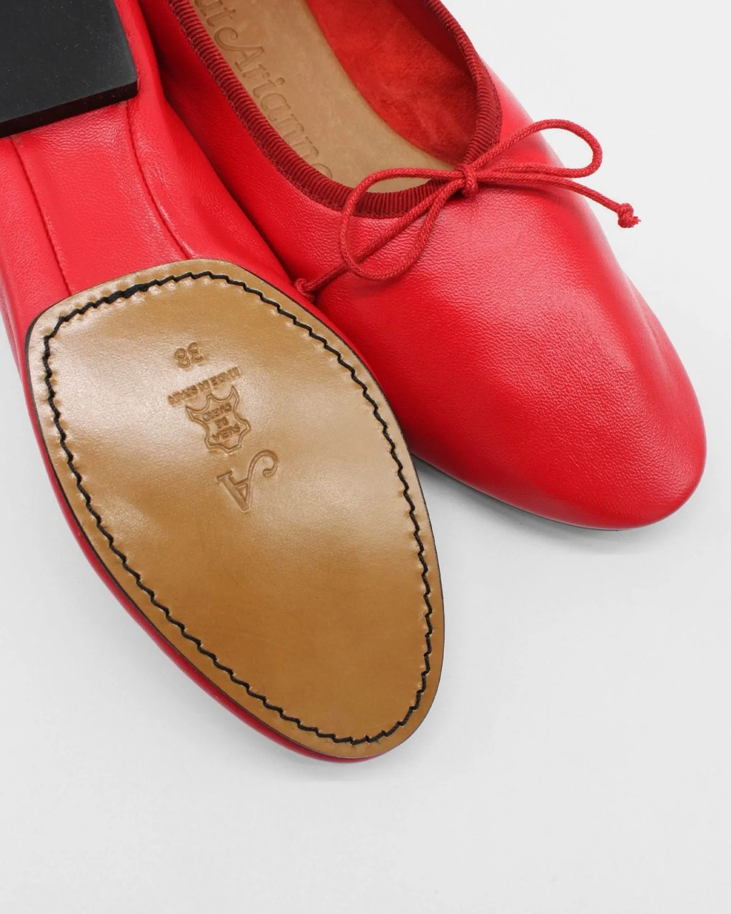 Mila Flat in Red