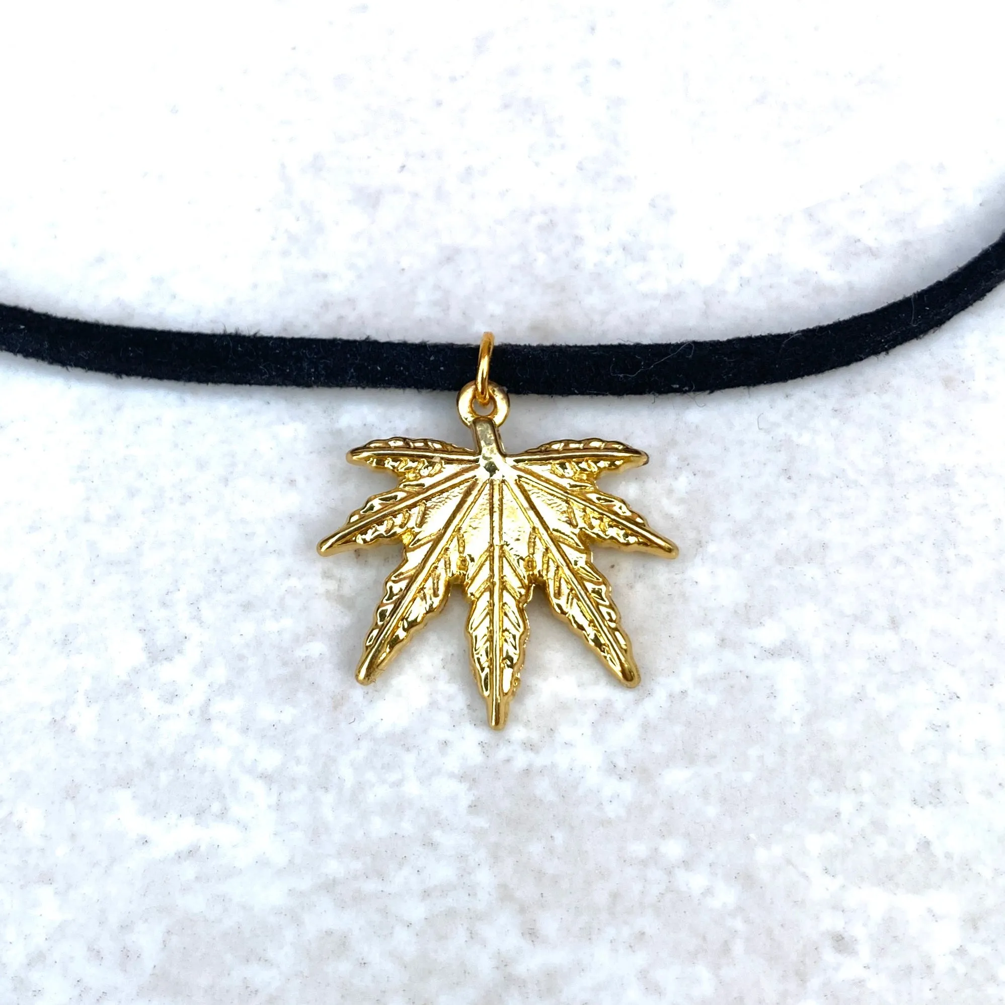 Minimalist Mary Leaf Choker - Gold