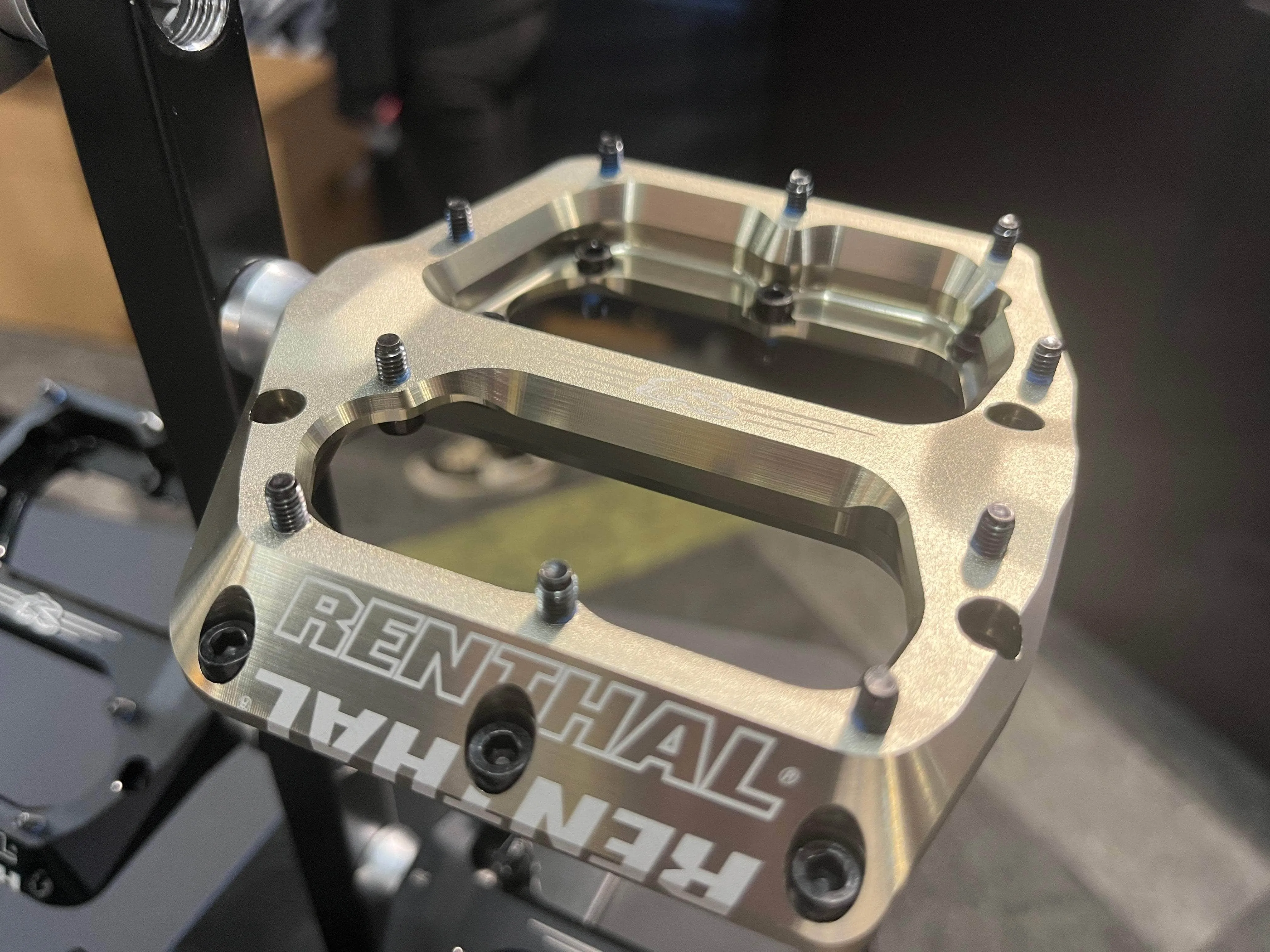 Renthal Revo-F Flat Sealed Bearing CNC Alloy Pedals
